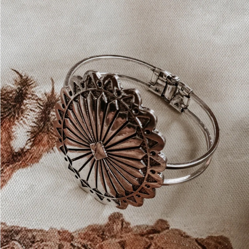 NWT Western Boho Festival Rodeo Concho Silver Fashion Cuff Bracelet - Picture 3 of 3